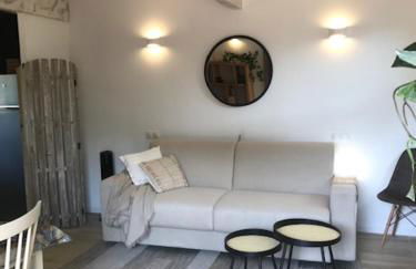 LA BRINDILLE Petit mas provencal meublé de tourisme 3 étoiles 2-3 personnes 1 piece 30 m2 tout confort lisière foret jardin Jacuzzi Piscine - Foto 3