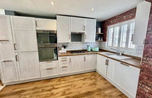 Fantastic 2-Bed House with Parking - Hosted by Hutch Lifestyle - Foto 18