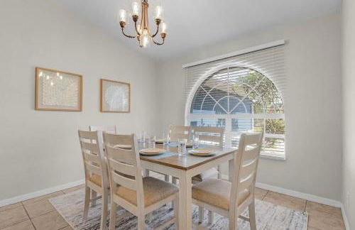 Sunny 4BR with Screened in Pool and Lanai - Foto 3