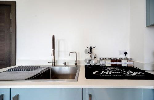 Step Free 2 Bed 2 bath Oasis FlatIClose to David Lloyd Gym with Fully Equipped Kitchen& Parking in DartfordIMins from station and 45 mins into Central London - Photo 24