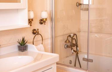 Elegant Hvar town villa with pool - Photo 39