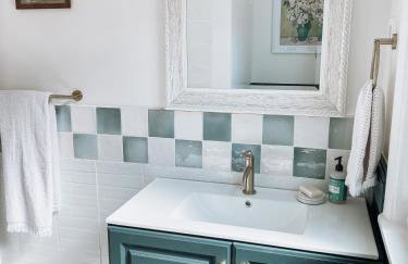 Designer Home 2 Bedroom - 20min to NYC WTC - Private Backyard - Foto 29