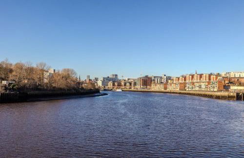 Waterfront Quayside Apartment with secure parking & lift, Ideal for Mobility Users - Foto 2