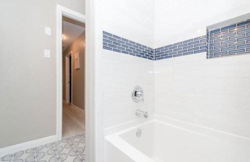 Bay Breeze Escape - 3BR Home with Game Room, Huge Backyard, Patio & Minutes from Boardwalk - Foto 32