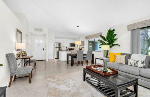 Luxurious Golf Retreat Villa in PGA National! - Photo 13