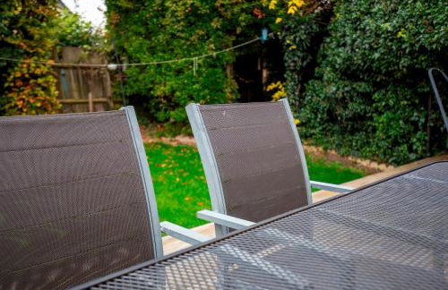 Pass the Keys Spacious and modern house with Free Parking - Photo 57