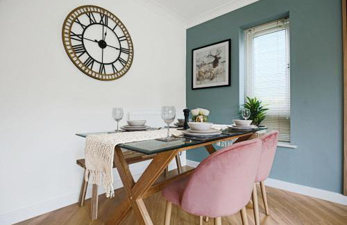 Middleton House with Free Parking, Fast-Wifi, SmartTV and Garden by Yoko Property - Photo 4