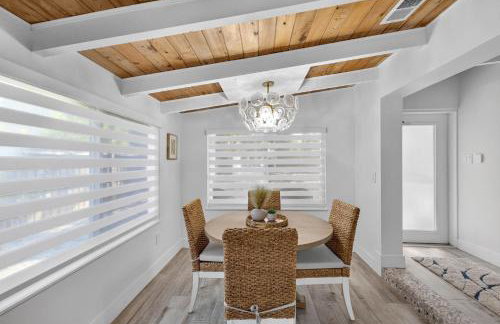 Blue Lagoon Hideaway 3BR Coastal Chic Retreat - Foto 3