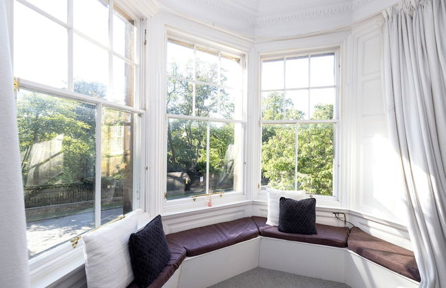 Delightful 3-bed Flat with Parking - Foto 5