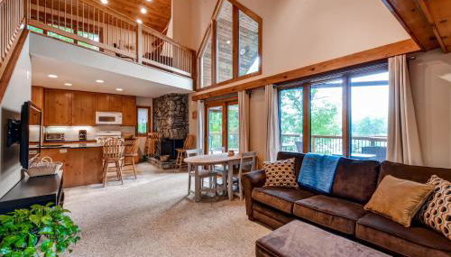 Waterfront Highland Lake Home with Deck and Dock - Foto 3