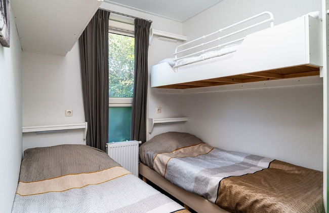 Cozy Chalet Right on the Water in Friesland - Foto 2