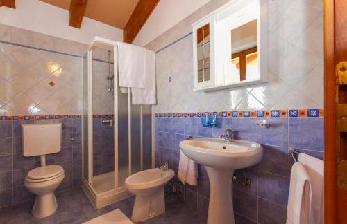 Elegant 4-Bedroom Villa with Private Pool and Amazing Sea Views - Photo 18