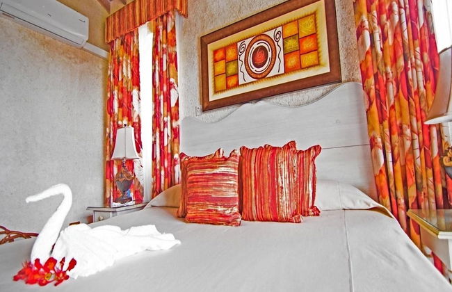 Sea Symphony Barbados - 6 B R Beachfront Villa w Staff - Foto 4