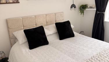 Stay solihull 5 mins to NEC and AIRPORT SLEEPS 6 contractor friendly 3 bathrooms driveway parking 3 - Foto 3