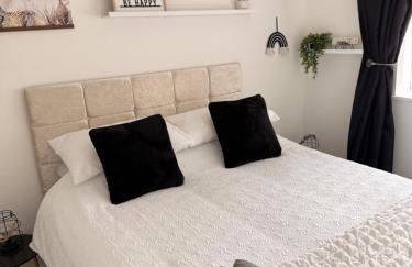 Stay solihull 5 mins to NEC and AIRPORT SLEEPS 6 contractor friendly 3 bathrooms driveway parking 3 - Foto 3