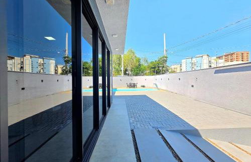 Casa novíssima com piscina ao lado do Centro - Foto 39