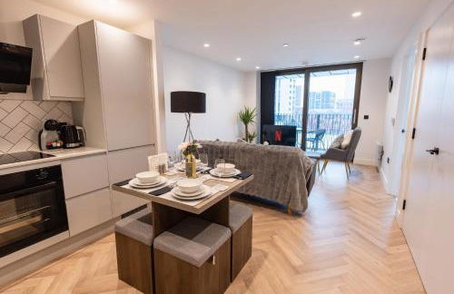 Luxury 2 Bed Apartment, with a balcony city & canal view in Manchester City Centre! - Foto 7