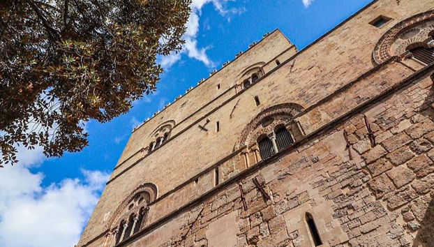 Admirando o exterior do palazzo Steri