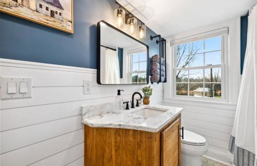 Tranquil Mountain Escape Luxurious 5-Bedroom Farmhouse with Pool - Foto 24