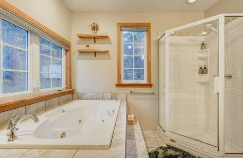 Chic chalet w/ hot tub, ping-pong, arcade bball - Foto 31