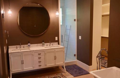 25-Bed, Amenity-Rich Estate in a Private Forest - Foto 17