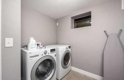 Mid-Mod Marvel Central Game RmWet Bar Patio - Foto 29