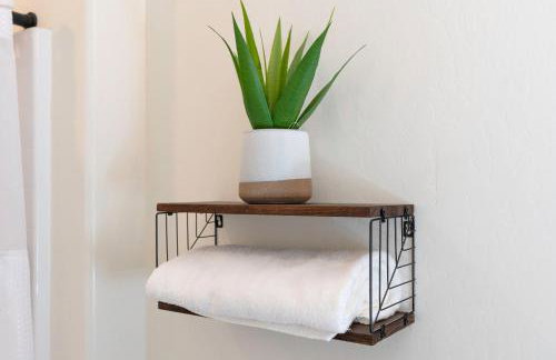 Modern 1BR Suite w AC Sleeps 3, NW Bakersfield - Photo 28