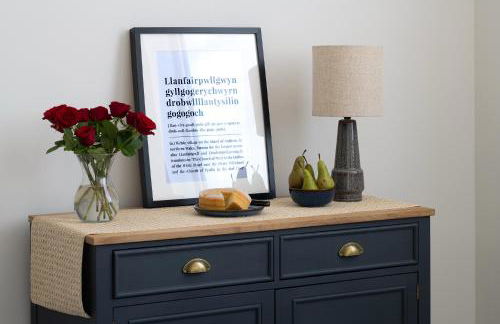 Charming 2 Bedroom Apartment in a Converted Chapel - Free Parking, Smart TV, Fast WiFi and Self-Check-In by Yoko Property - Foto 22