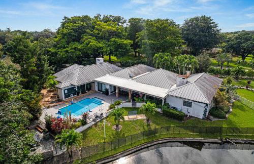 8BR Gem With Pool, Lake View & Tons of Amenities! - Foto 5