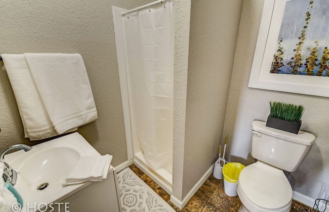 1BR Downtown Townhome King Bed, 5 Min to Shops - Photo 8