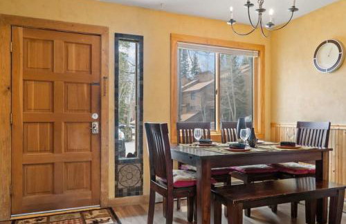 Cozy 2BR with Great Views Near Trails - Photo 4