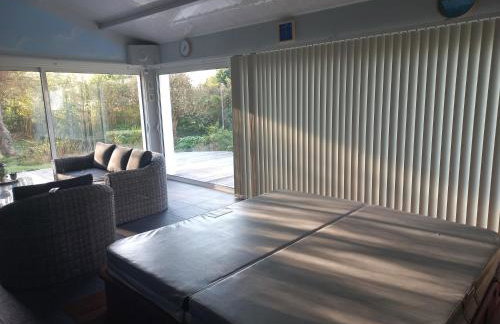 Charmante maison avec spa, sauna et jardin privatif - Photo 4