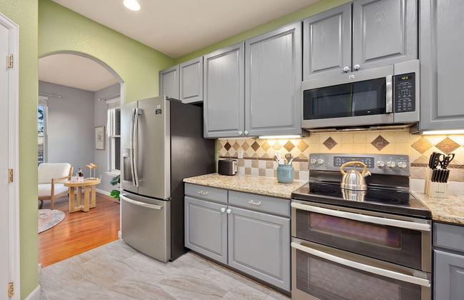 Spacious Home W/ Fun Amenities | Lake & Mtn Views - Foto 7