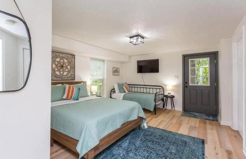 In The Woods - 5 BR Chalet with Game Room, Fire Table and Hot Tub - Foto 31