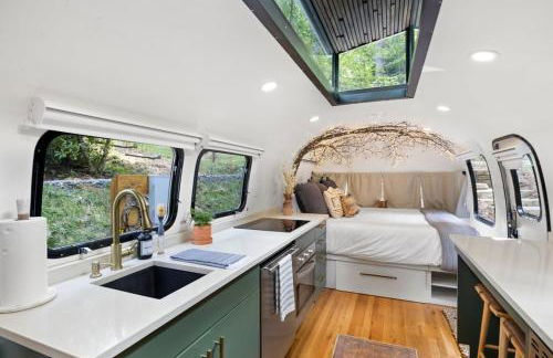 Airstream w Bathtub, River, & Hot Tub - Foto 13