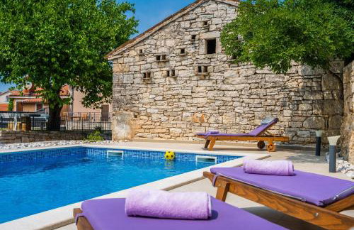 LUXURY VILLA ON SPACIOUS PRIVATE PROPERTY - Photo 6