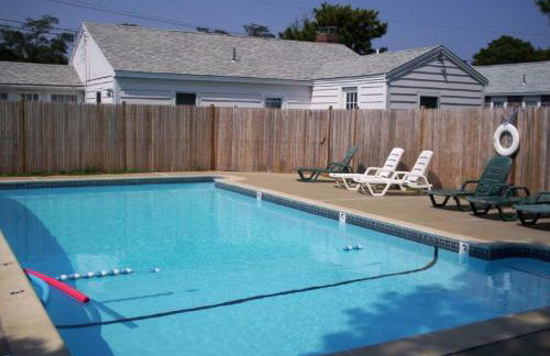 Charming Dennis Port Getaway for Two with Pool Walk to Beach - Photo 28