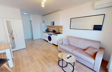 55E - Superbe studio climatisé entièrement rénové au 5ème et dernier étage sur le bord de Mer de Menton - Photo 8