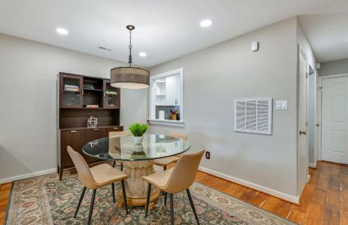 1 Mi to BOA Stadium! Walkable Condo with Porch - Foto 6