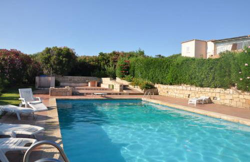 GuestHost - Villa With Private Garden, Parking & Shared Pool! - Foto 35