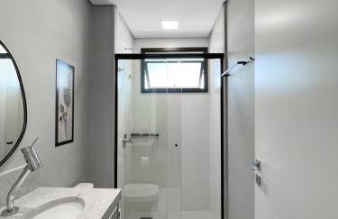 Flat Espaçoso com Uma Bela Vista e 2 Quartos - Foto 25