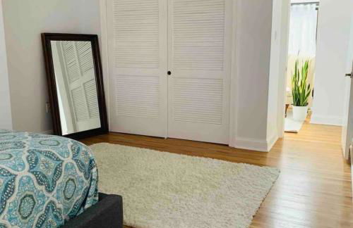 A Regal Retreat- Exclusive Parking, Prime Location - Foto 28