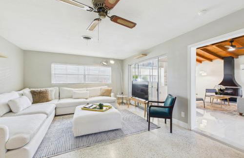 Pet-Friendly 3BR Coastal Retreat Walk to Beach - Foto 2