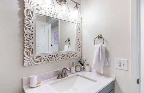 Stylish House with Hot Tub, Fire Pit Pool table near Denver - Photo 15