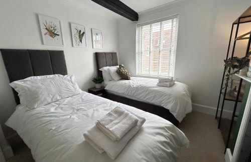 Characterful Cottage - Sleeps 6 - Parking - High Street - Photo 8