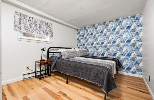 Downtown Beverly Apartment 8 Minutes to Salem and has King Beds - Photo 12