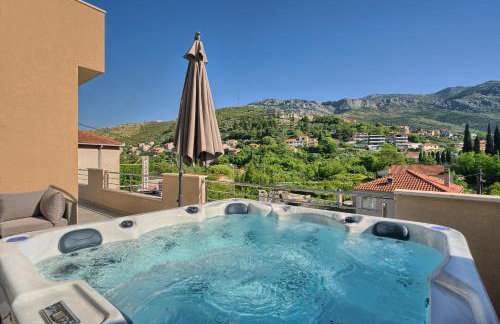 Romantic retreat private jacuzzi and mountain views Split area - Photo 34