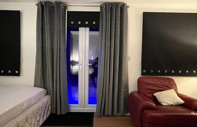 Remarkable 1-bed Studio in Staines - Surrey - Photo 6