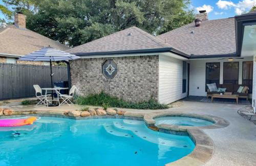 Luxe 4BR with Heated Pool and Hot Tub - Walk to Lake - Foto 3