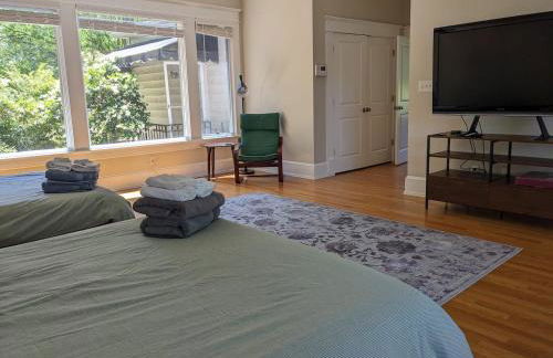 Luxurious 1BR in Grand Old Home - Photo 4